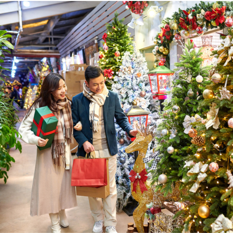 couple choosing christmas ornament & shopping at christmas market